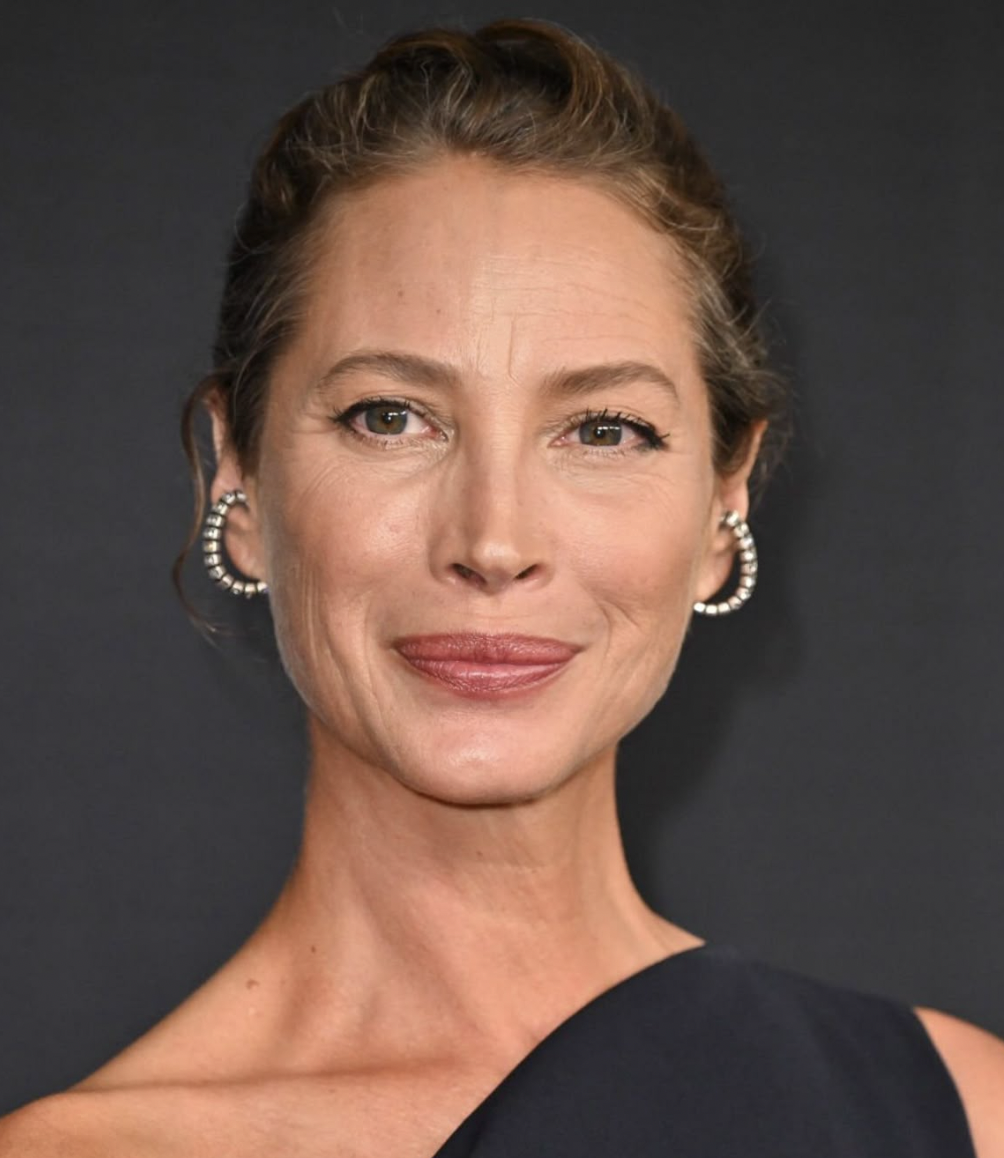 Modellen Christy Turlington i läppstift och uppsatt hår.