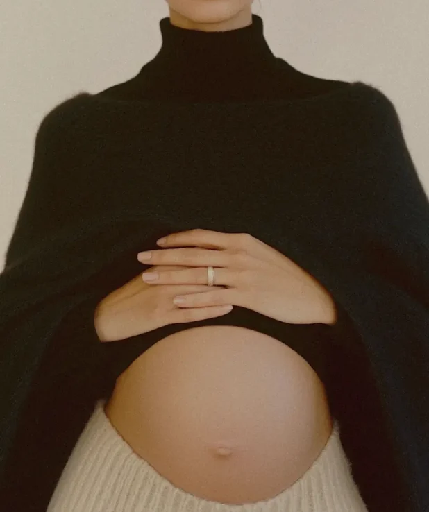 Kvinna som håller på sin gravidmage.