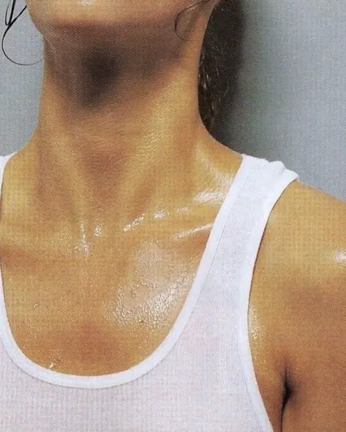 Närbild på kvinna som svettas.