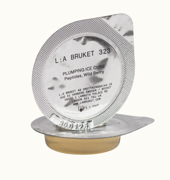 förpackningar med ett serum som ska svalka ner huden och ge glow från Lilla Bruket.