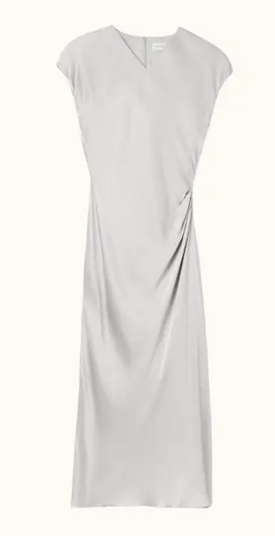 Midiklänning i ljusgrå silke från Dagmar.