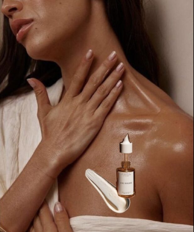 En kvinna som smörjer in sig med hudlotion.