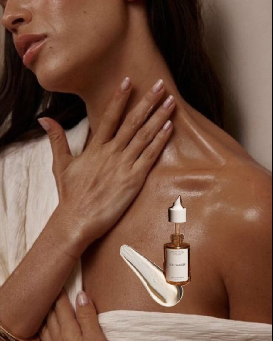 En kvinna som smörjer in sig med hudlotion.