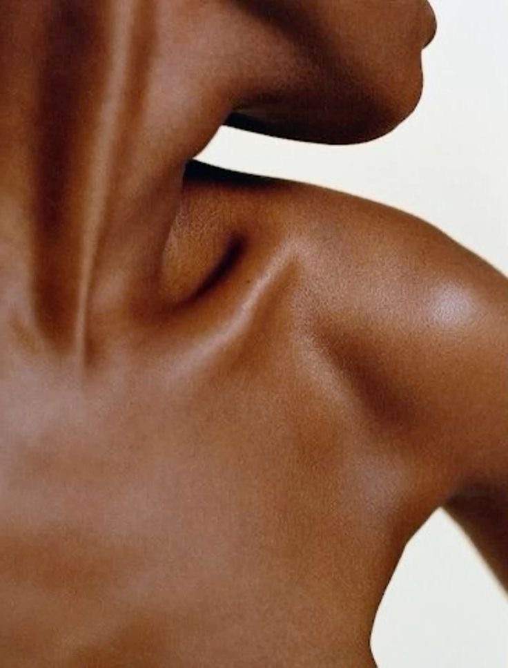 Bärbild på kvinna - hals och dekolletage.