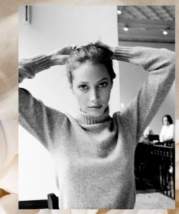Svartvit bild på Christy Turlington i en stickad tröja. Bakgrundskollage med beige cashmeretyg och ljusa marshmallows.