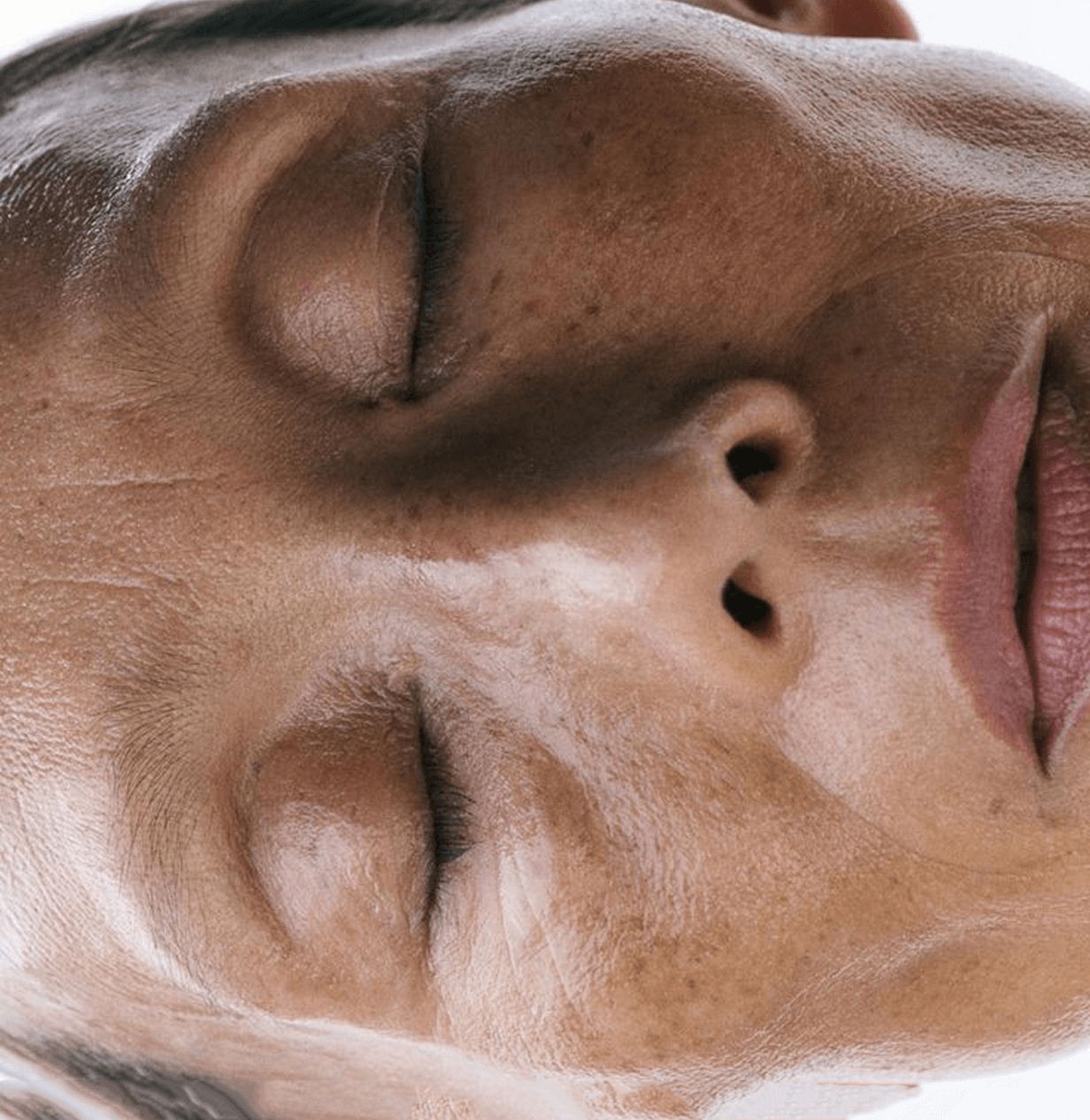 Närbild på kvinna som blundar.