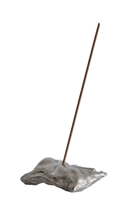 Rökelsehållare formad som en liten silverfägad kudde.