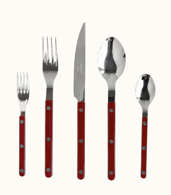 Bestick med rött handtag från franska Sabre.
