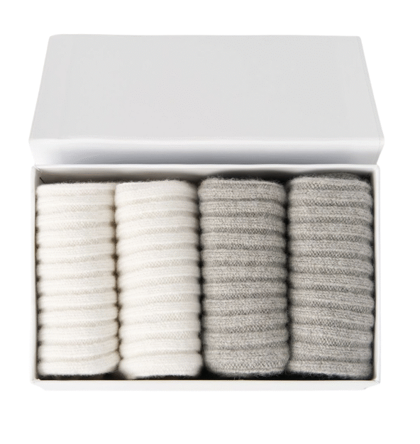 Cashmerestrumpor i 4-pack i beiga nyanser.