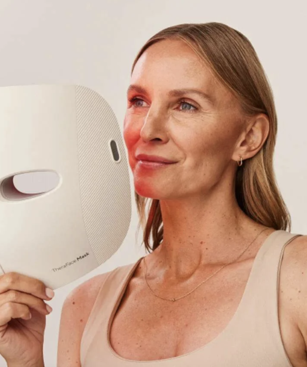 En äldre kvinna Theraface led mask från Therabody