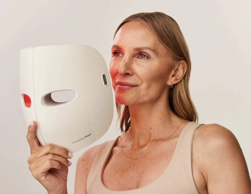 En äldre kvinna Theraface led mask från Therabody