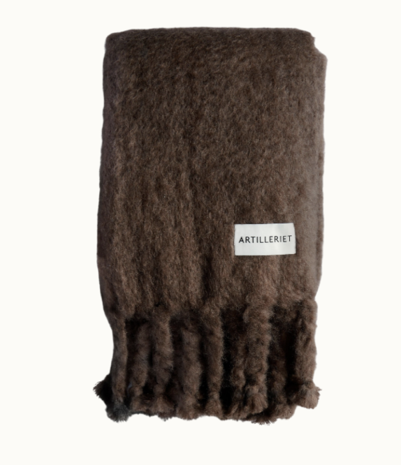 Brun, lurvig filt med långa fransar.