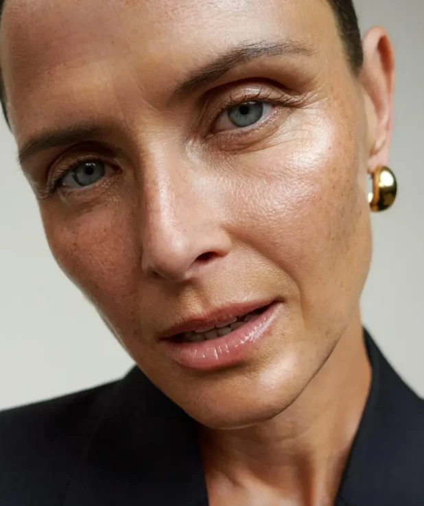 Kvinna med glowig hy.