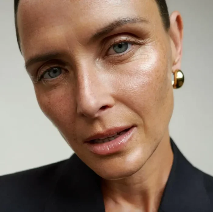 Kvinna med glowig hy.