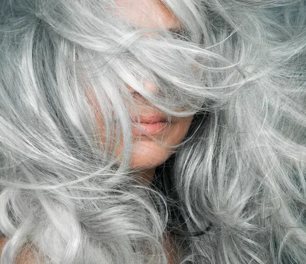 kvinna med långt grått hår.