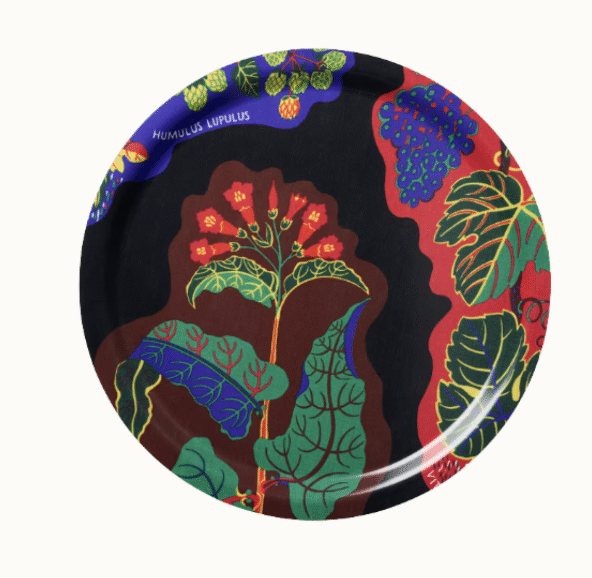 Rund bricka med blommönster på från Svenskt tenn.