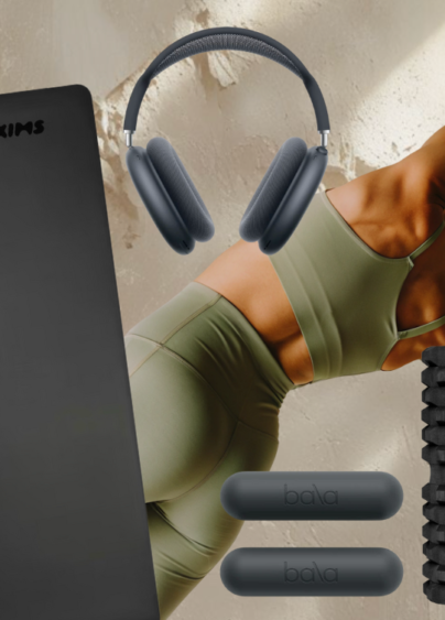 Träningskollage med yogamatta, hantlar. foamroller och hörlurar.