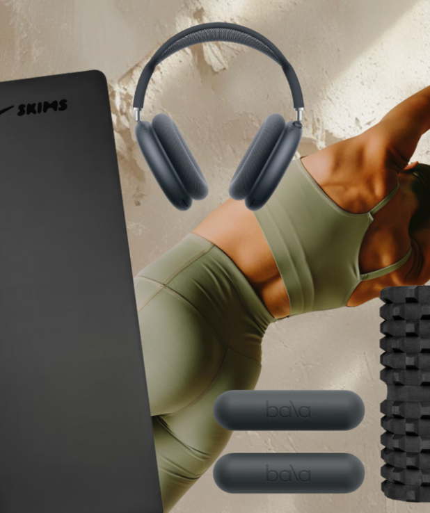 Träningskollage med yogamatta, hantlar. foamroller och hörlurar.