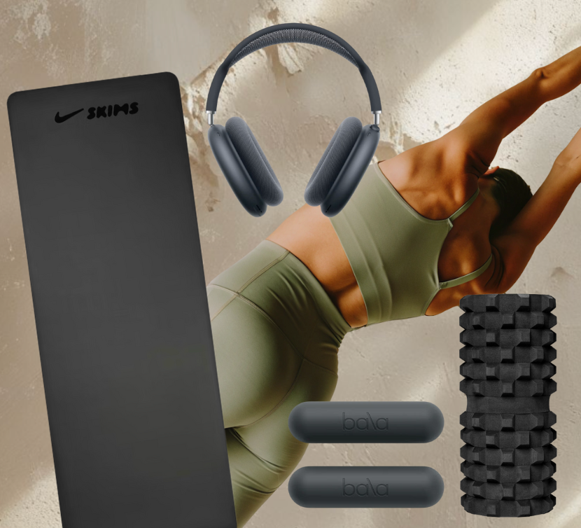 Träningskollage med yogamatta, hantlar. foamroller och hörlurar.