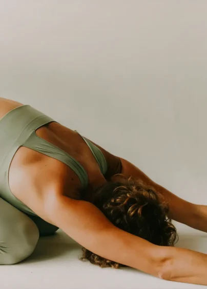 Kvinna som stretchar i gröna träningskläder