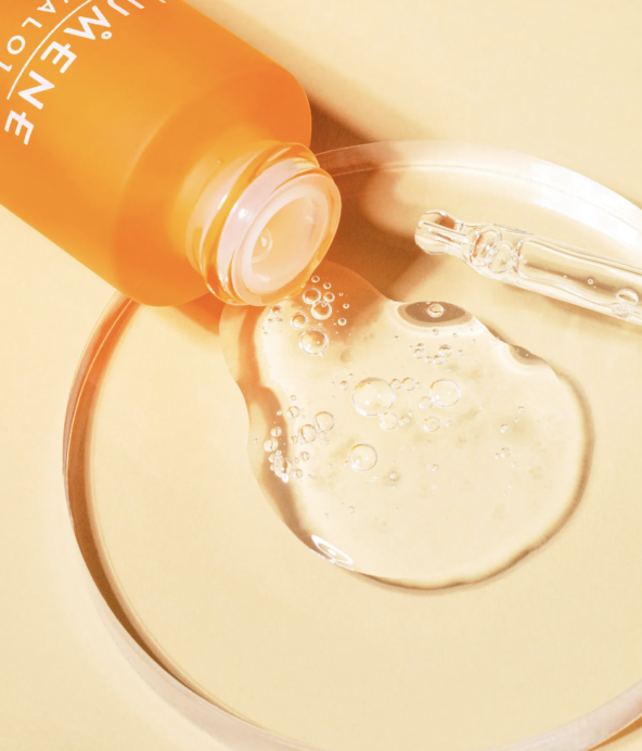 Närbild på c-vitamin serum från Lumene. Orange flaska med transparent konsistens.