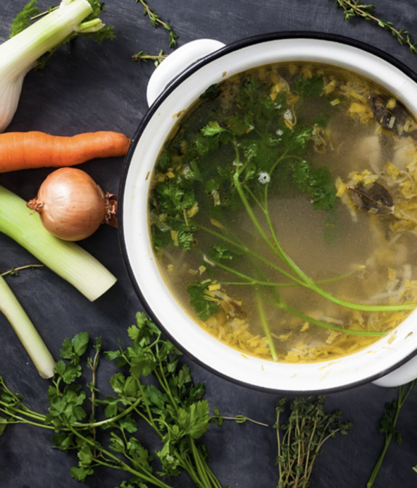 Soppskål med en grönsakssoppa som egentligen är benbuljong smaksatt med grönsaker.