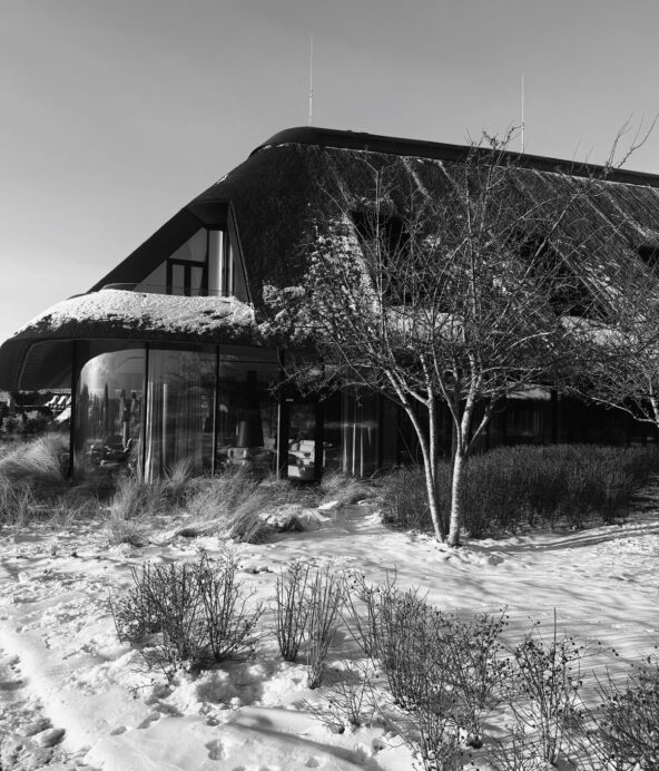 Lanserhof, hälsoretreat fotat i svartvitt i snöigt landskap