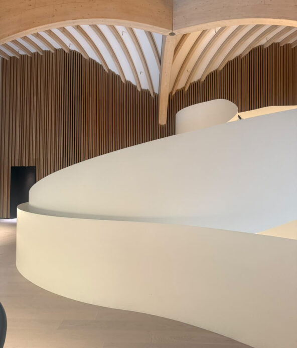 Arkitekturen inne på Lanserhof. Vågigt och skulpturalt med valvformade tak med träribboor. Minimalistiskt, modern och varmt på samma gång.