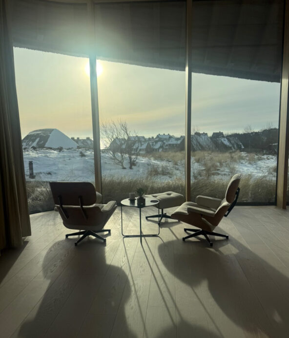 Två fåtöljer framför en vacker vinterutsikt med snö på Lanserhofs hälsoretreat.