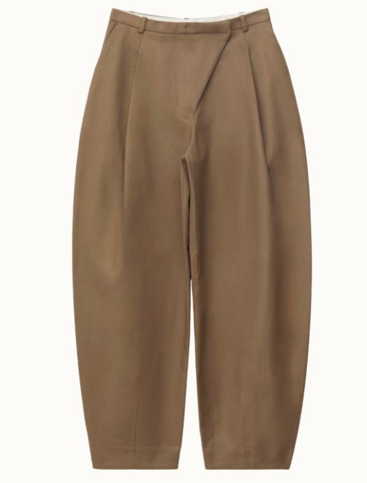 Kamelfärgade barrelbyxor från And Other stories. Hög midja, vida över höfter och lår och smala nertill.