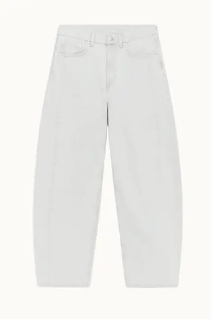 Vita barreljeans. Hög midja, vida över höfter och lår och smala nertill.