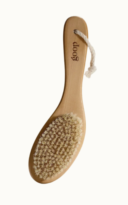 Borste i trä från Goop. Anpassad för torrborstning.