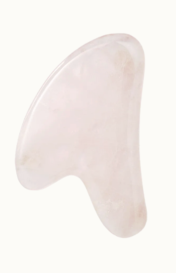 Gua sha i ljusrosa rosenquartz.