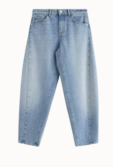 Lindex-barrel-jeans. Hög midja, vida över höfter och lår och smala nertill.
