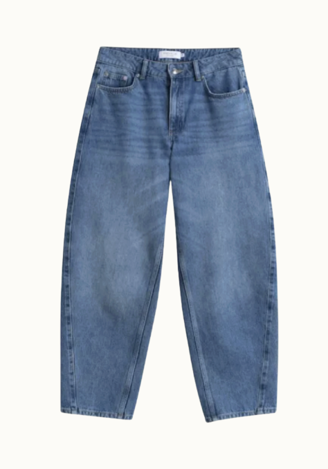 Blå barreljeans från MQ. Hög midja, vida över höfter och lår och smala nertill.