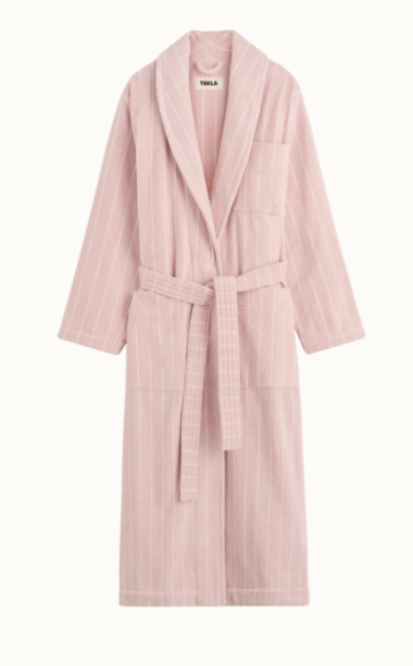 Ljusrosa badrock med vita, tunna ränder från Tekla Fabrics.