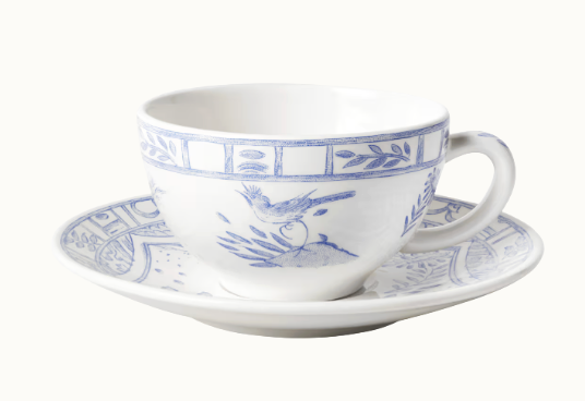 Tekopp med fat i vitt med ljusblå mönster från Svenskt tenn.