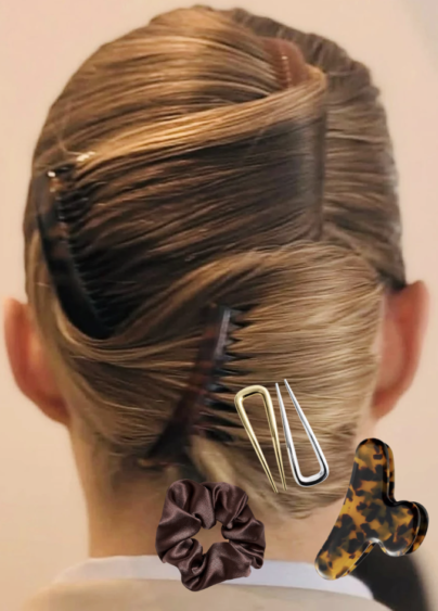 Håruppsättning fotad bakifrån med produkter frilagda framför