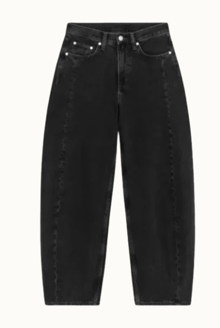 Svarta barreljeans från Arket. Hög midja, vida över höfter och lår och smala nertill.