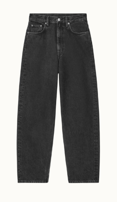 Svarta barreljeans från Cos. Hög midja, vida över höfter och lår och smala nertill.