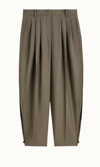 Bruna barrelbyxor från Cos. Högmidja, vida över låren och smala nertill.