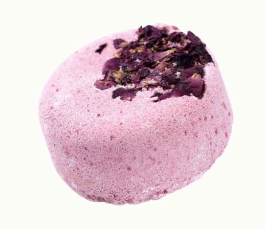 Rosa badbomb med torkade rosenblad från Rawfood shop.