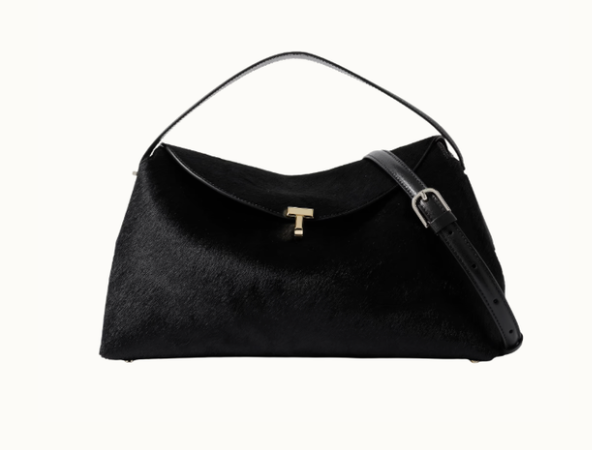 Svart väska i ponyhair med litet guldspänne från Toteme.