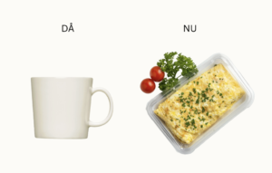 En vit kaffekopp och en omelett med grönsaker.