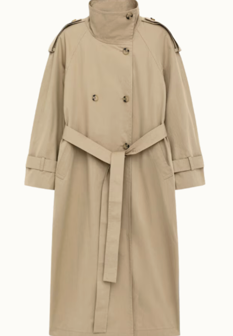 Beige trenchcoat i lång modell från Arket.