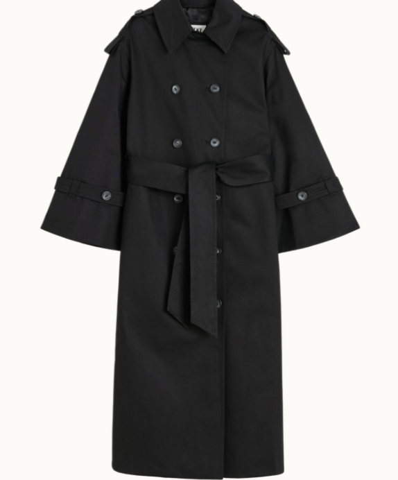 Svart trenchcoat i lång modell från By Malene Birger.
