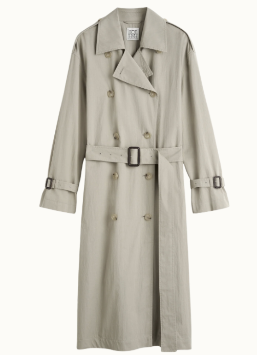 Ljus beige trenchcoat från Toteme.