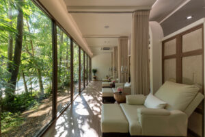 Oligoscan på RXV Village. Stora, beiga fåtöljer som man sitter i under behandlingen.