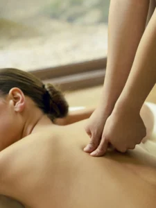 Närbild på kvinna som får massage på ryggen.
