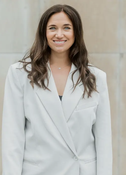 Johanna Kajson är kreatör, livscoach och bröllopsplanerare. I den här artikeln berättar ho om hur det är att leva med endometrios. Hon har en ljust, turkos kostym och utsläppt hår.